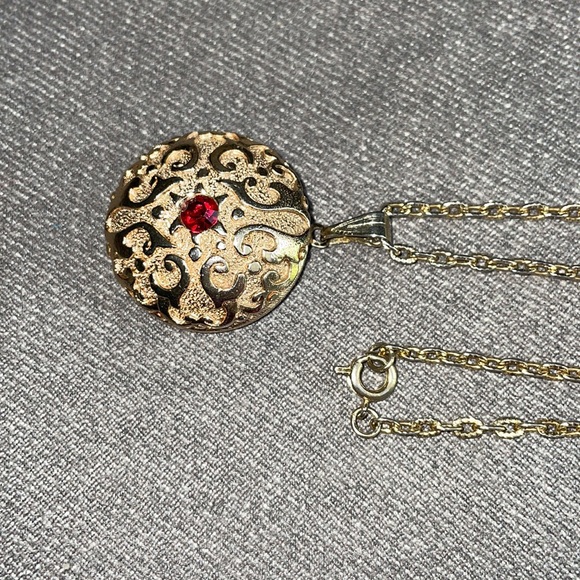Vintage locket necklace. 22”. Ruby Red & Gold - Picture 6 of 6